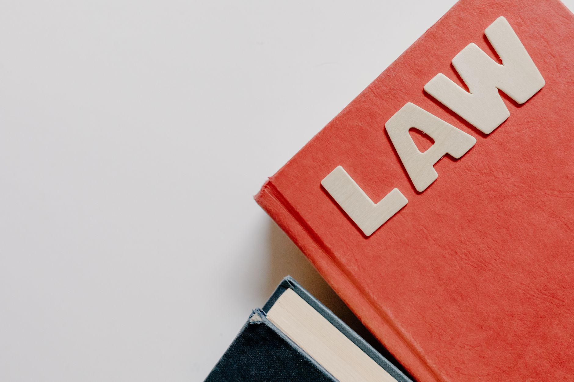 法學圖書館書架與閱覽區，對應法學碩士課程的學習環境
